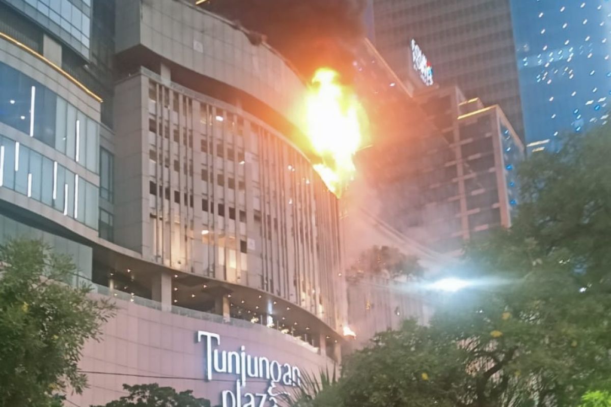 Pengunjung berhamburan saat Tunjungan Plaza Surabaya terbakar