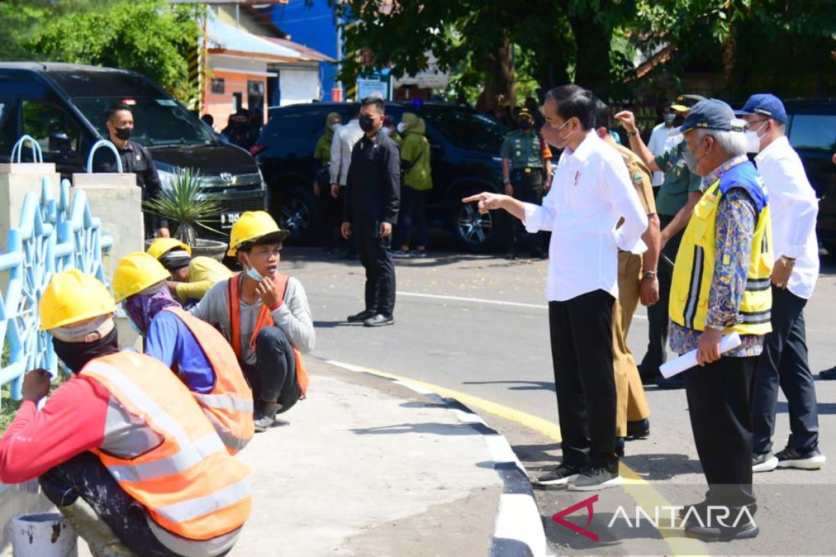 Presiden Jokowi tinjau pelaksanaan program padat karya di Cirebon