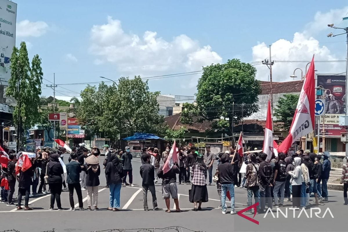 Aktivis GMNI Jember unjuk rasa tolak kenaikan harga BBM dan PPN