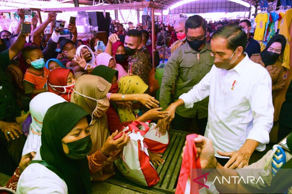 Jokowi bagikan bansos di Pasar Tanjung dan Bulakamba Brebes