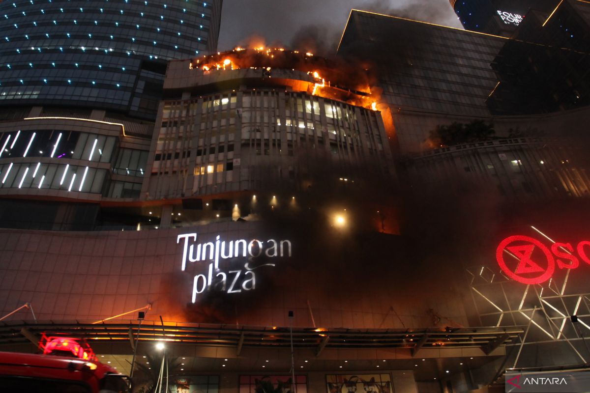 Fire breaks out at Surabaya's Tunjungan Plaza 5