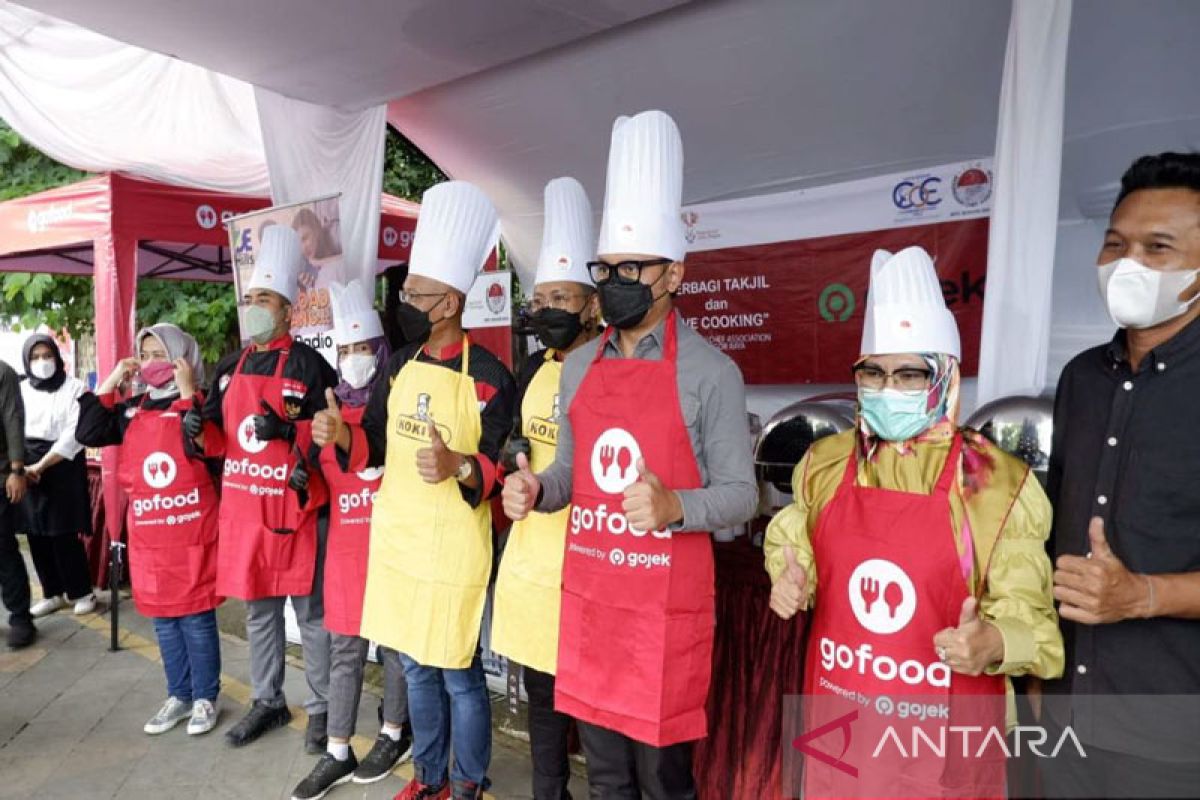 Serunya memasak dan berbagi 2.022 porsi takjil nasi goreng kebuli