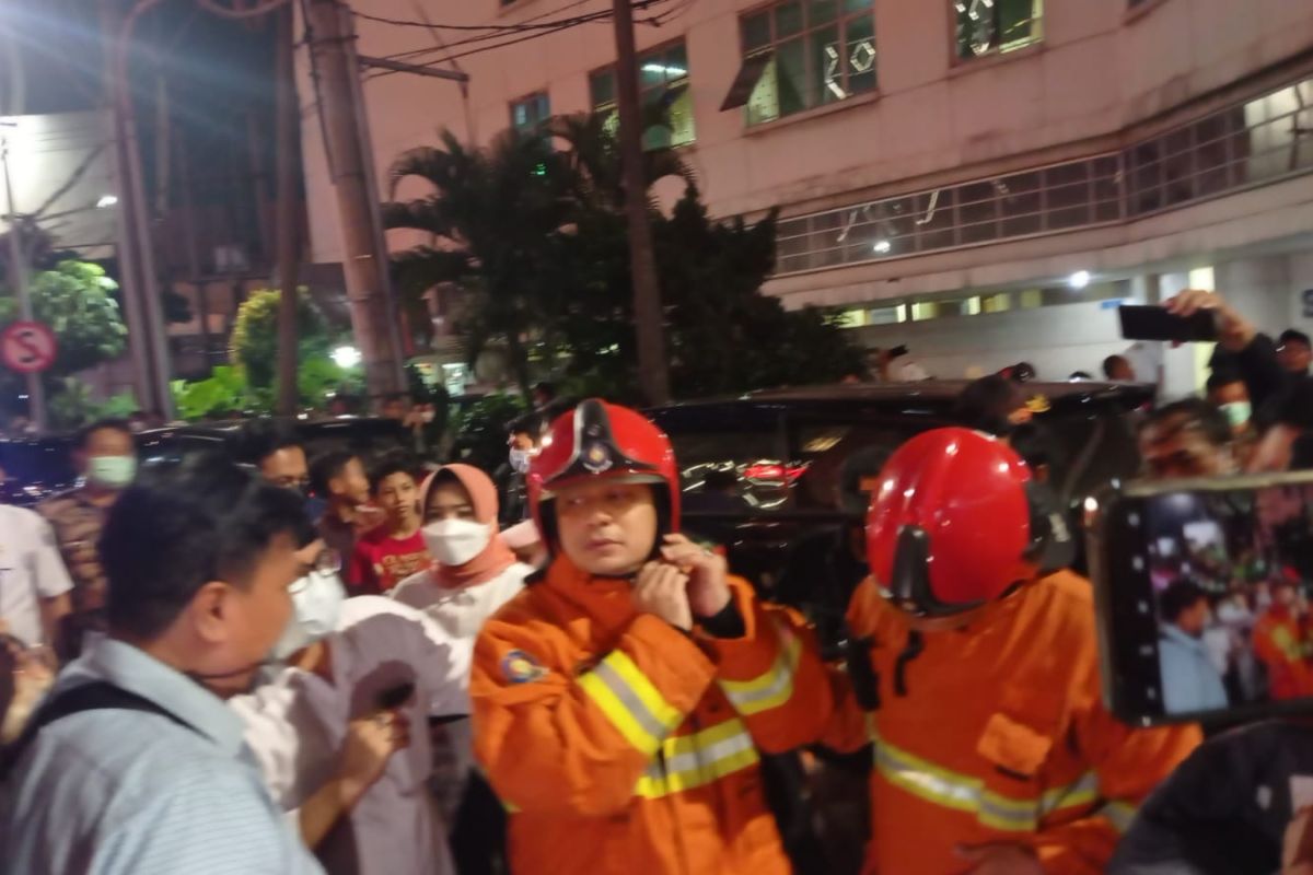 Wali Kota Surabaya ikut padamkan kebakaran Tunjungan Plaza