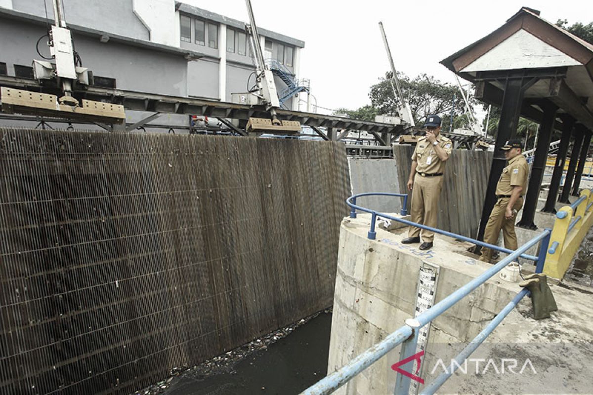 TMA di Pintu Air Pasar Ikan berangsur turun