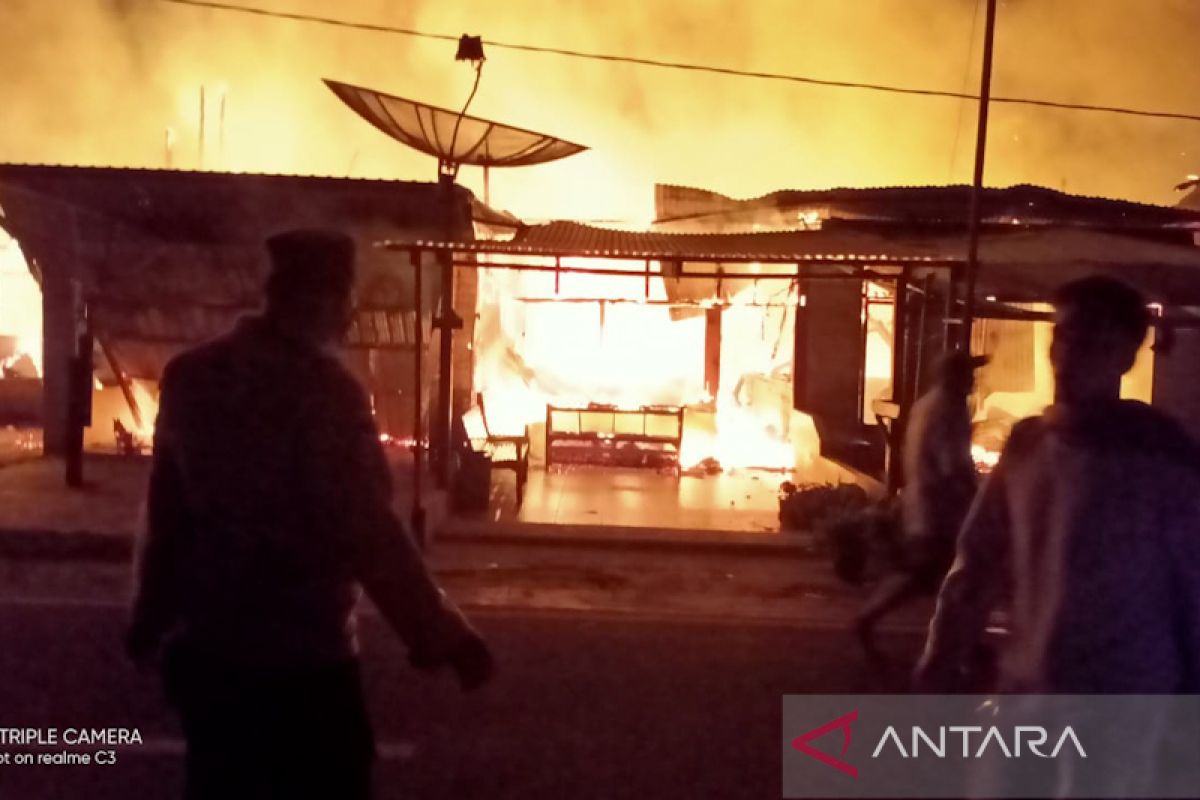 Saat sahur, delapan unit rumah di Simeulue hangus terbakar