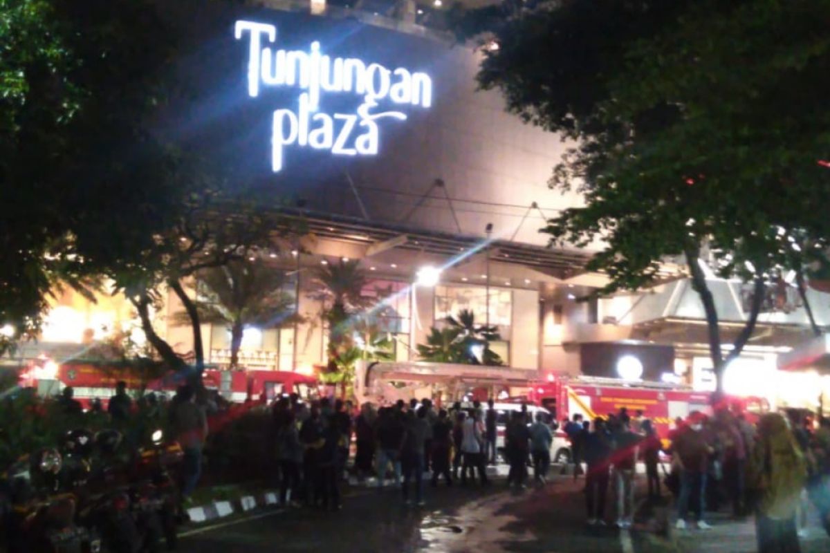 Pengunjung berhamburan saat Tunjungan Plaza Surabaya terbakar