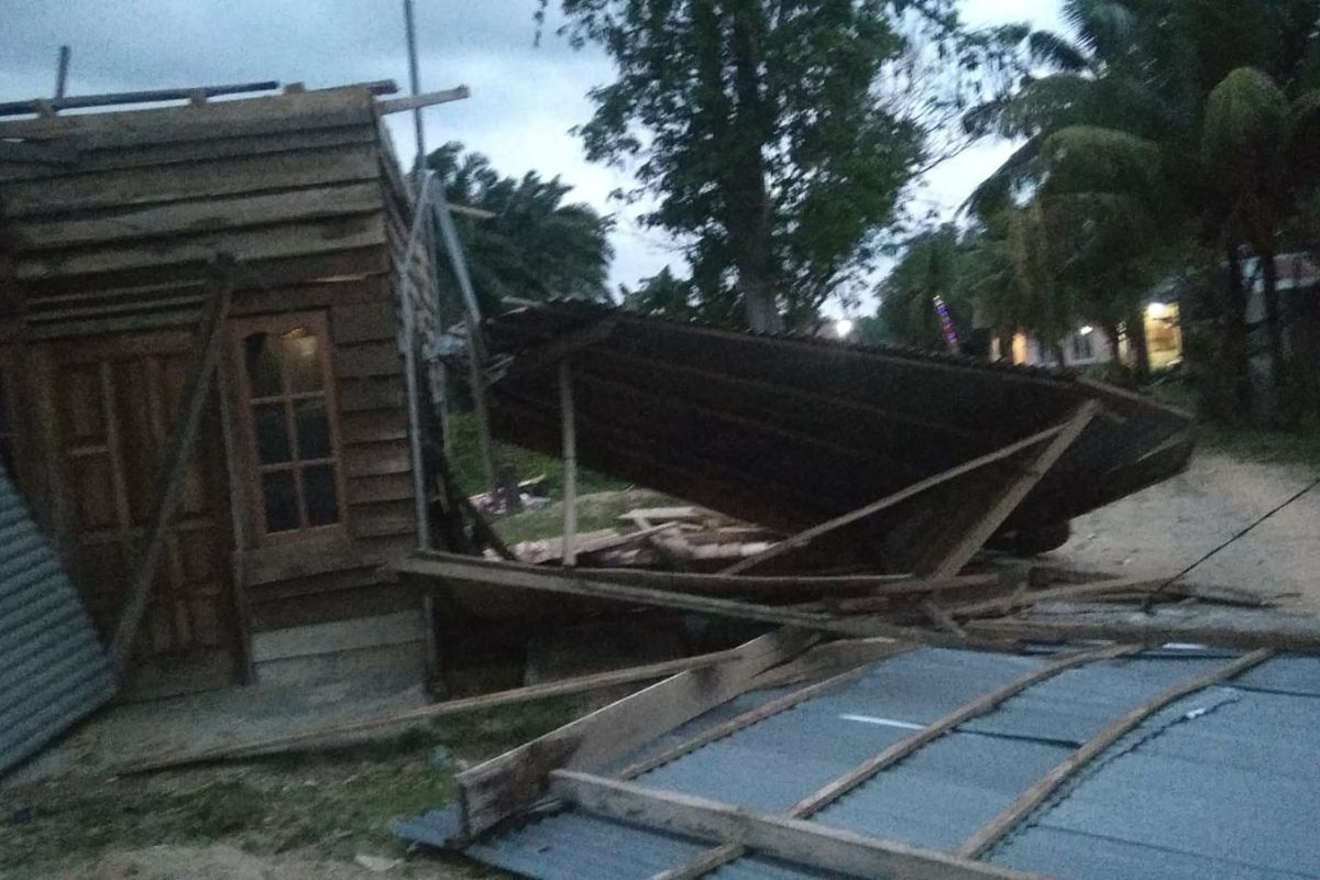 Angin kencang sebabkan rumah warga Aceh Tamiang rusak berat