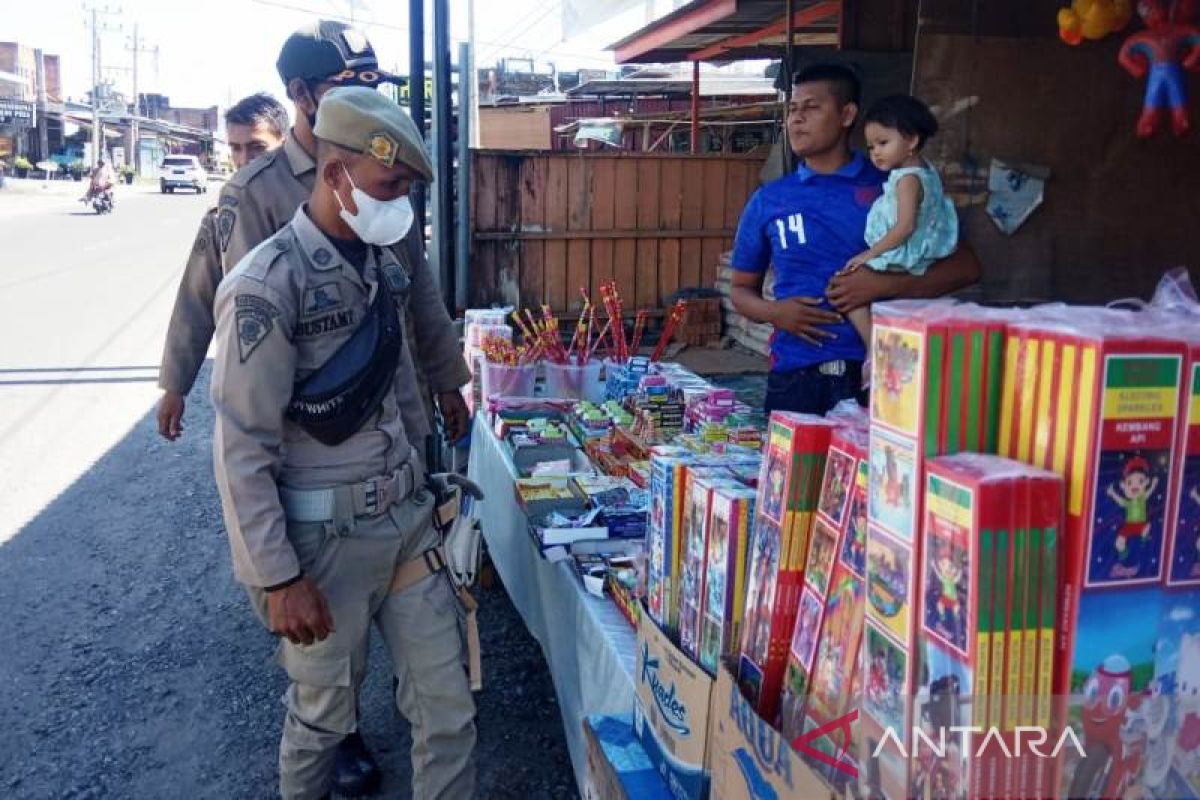 Satpol PP amankan sejumlah petasan dengan daya ledak suara besar