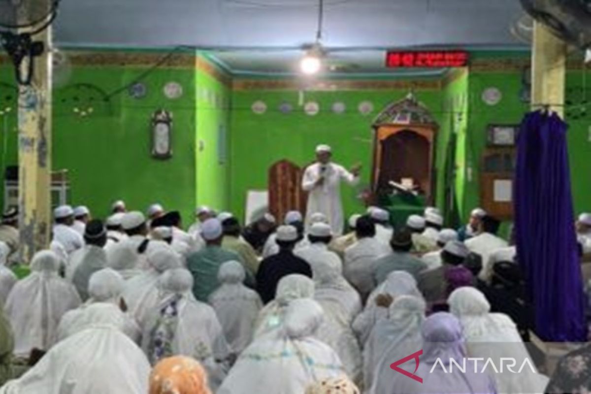 Bupati Tanah Bumbu Sholat Tarawih bersama warga Tanete