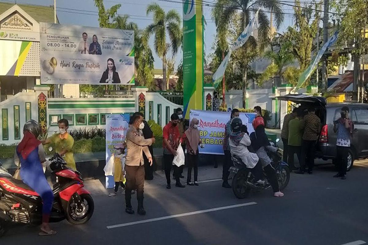 Semarakkan semangat Ramadhan, BPJAMSOSTEK berbagi takjil di Palangka Raya