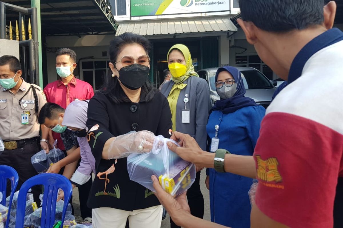 BPJAMSOSTEK berbagi takjil kepada warga sekitar