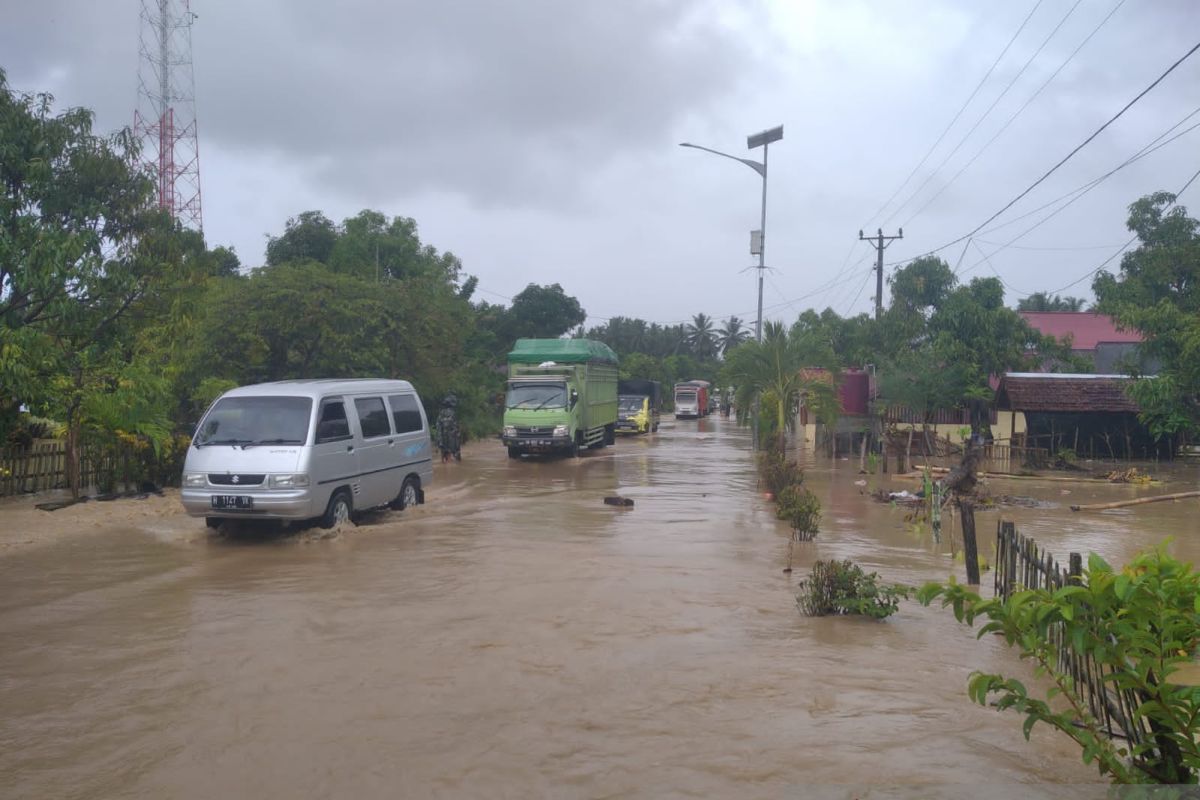 Jalur Trans Sulawesi lumpuh akibat banjir di Bolaang Mongondow Utara