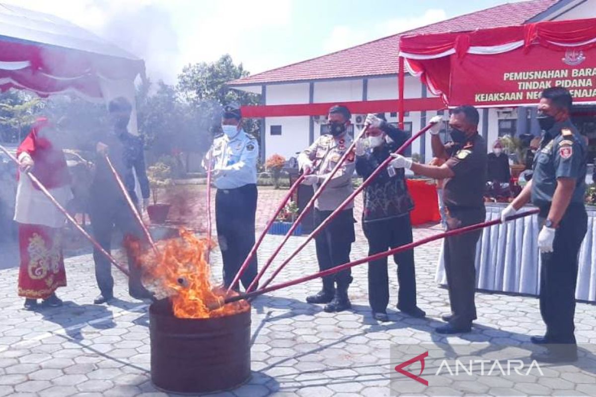 Kejaksaan Negeri Penajam musnahkan 7,6 gram sabu-1.115 butir pil koplo