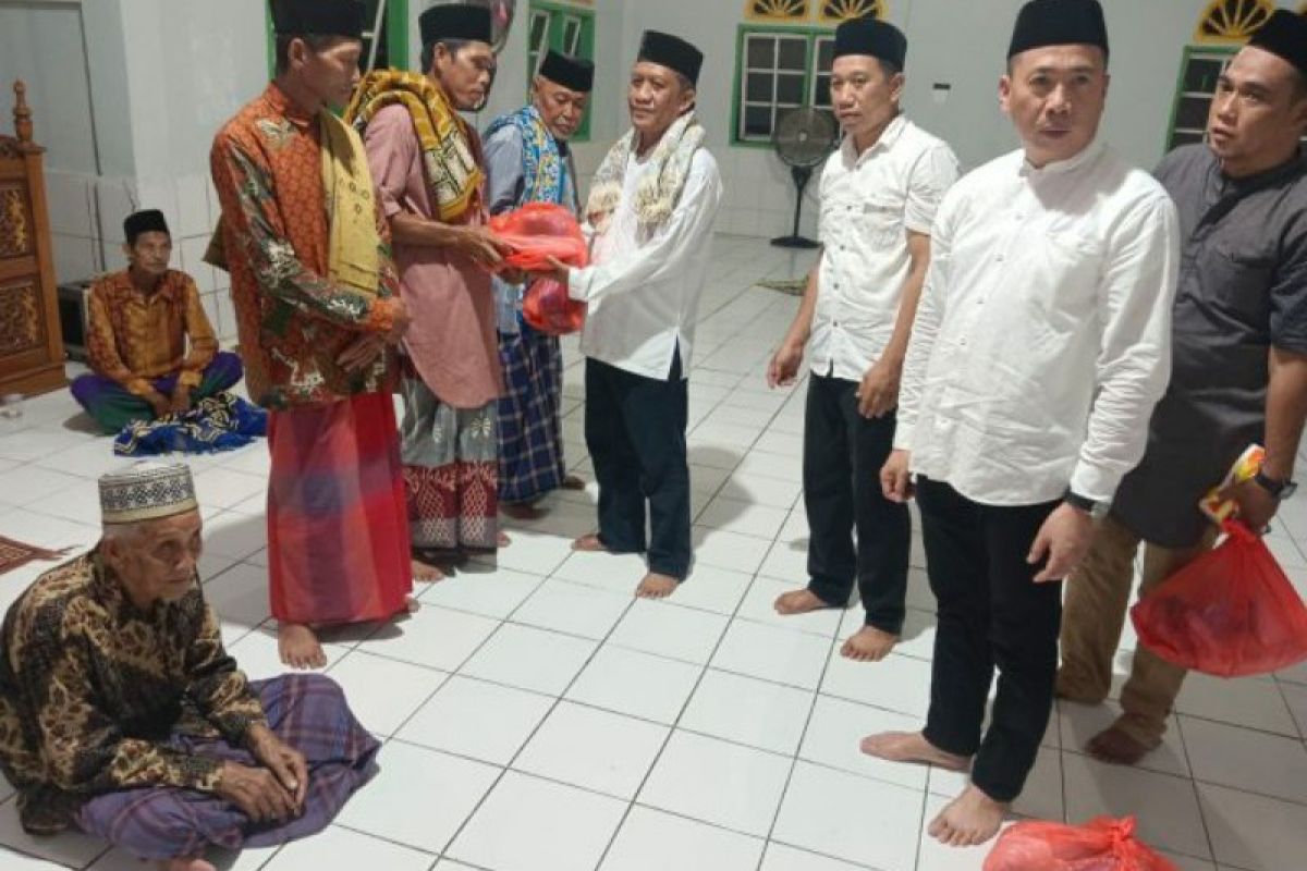 Safari Ramadhan DPRD Kolaka berikan paket sembako