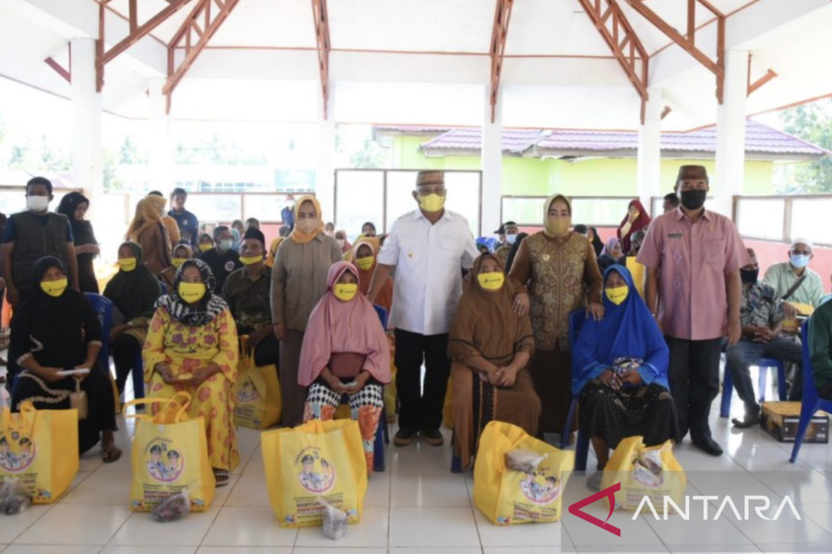 Pemprov Gorontalo salurkan bantuan pangan bagi 2.956 warga Popayato