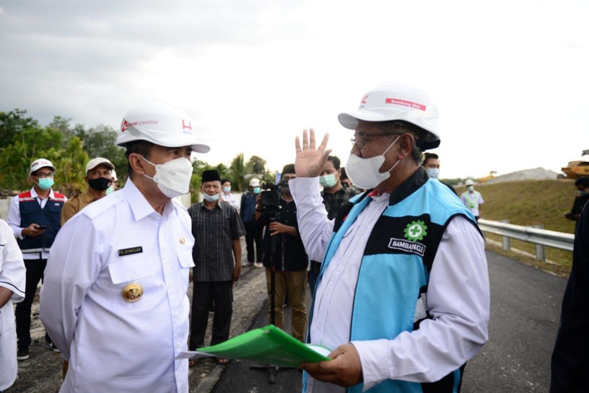 Galeri Foto - Safari Ramadhan di Kampar, Gubri tinjau jalan tol dan serahkan bantuan