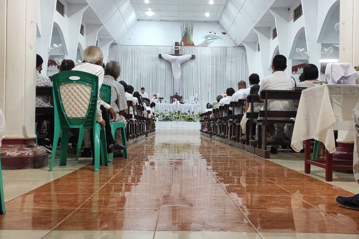 Umat Katolik Minahasa khusyuk ikuti Misa Kamis Putih
