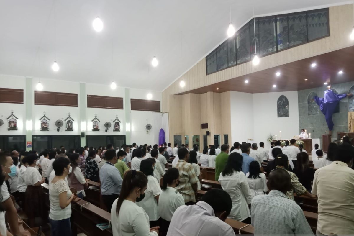 Ratusan orang hadiri Misa Kamis Putih di Gereja Regina Pacis Belitung
