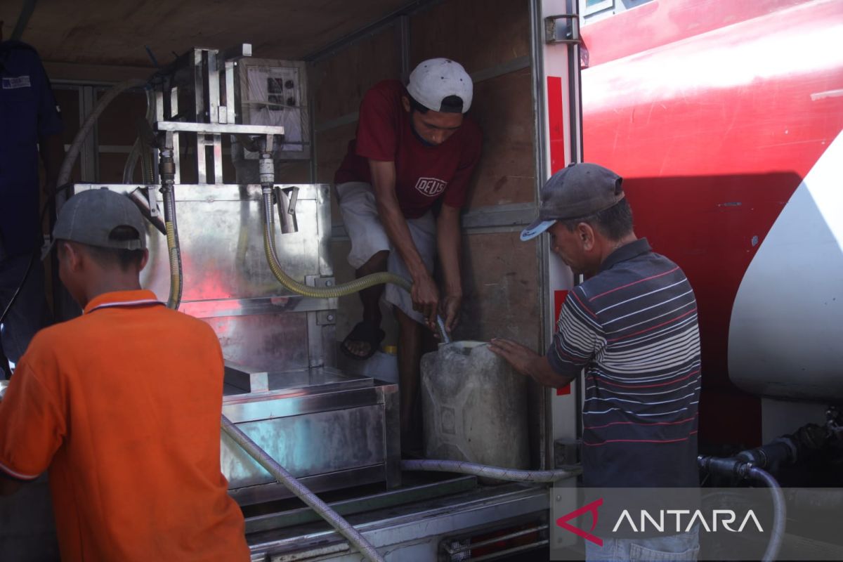 Pelaku UKM di Lumajang serbu operasi pasar minyak goreng curah