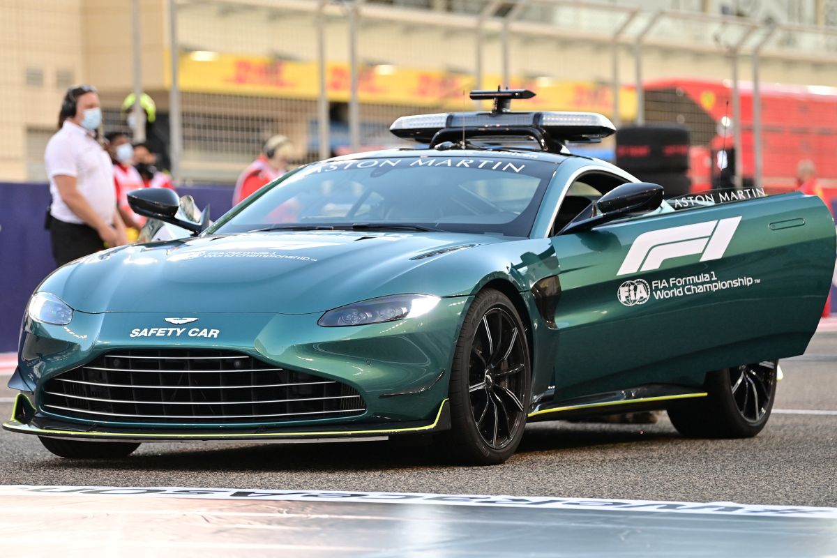 FIA buka suara soal Safety Car Aston Martin yang dianggap lamban