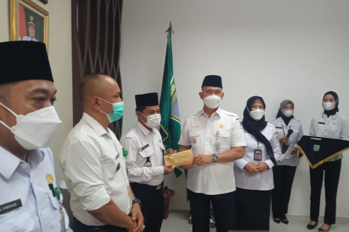 Wali Kota Jambi serahkan hadiah bagi kecamatan dan kelurahan peraih realisasi PBB tertinggi