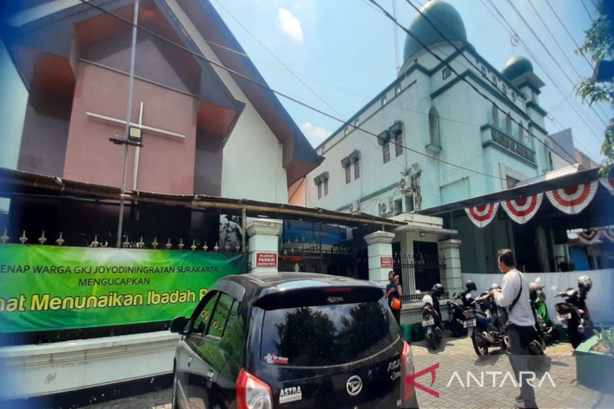 Masjid dan gereja bersebelahan di Solo jaga kebersamaan