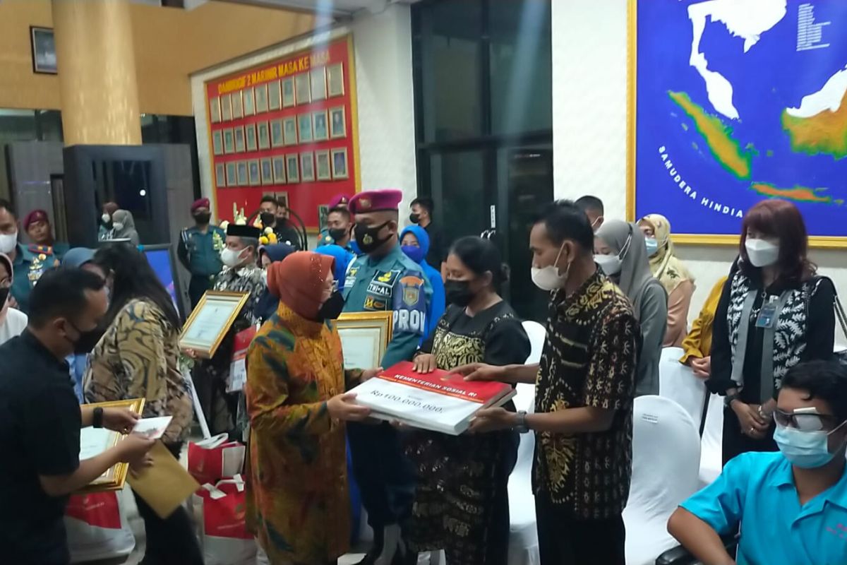 Mensos serahkan santunan kepada keluarga korban KKB Papua