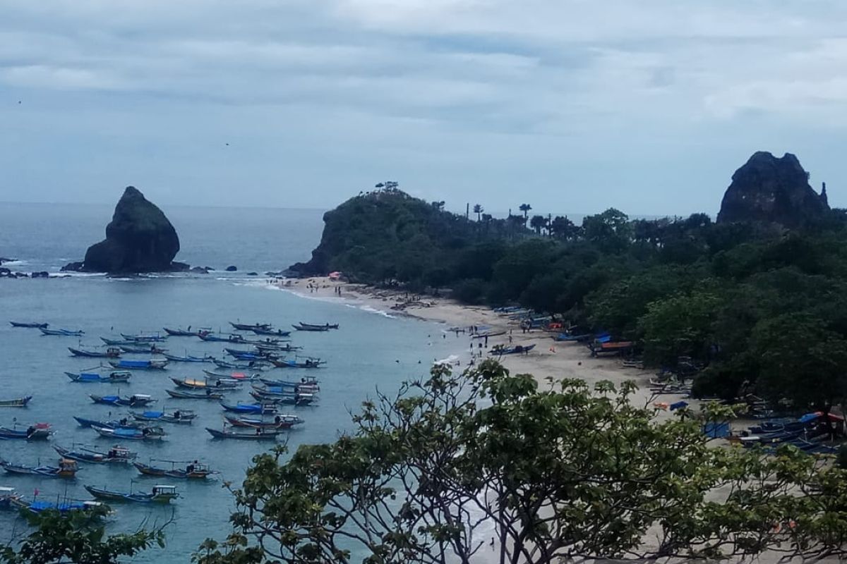 Wisata Pantai Watu Ulo dan Papuma digratiskan bagi pengunjung saat libur Lebaran