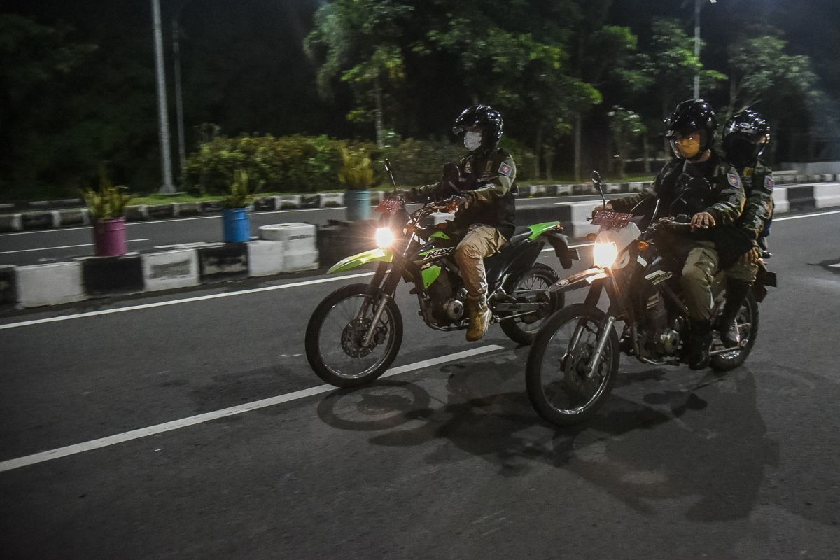 Personel gabungan patroli jaga keamanan Paskah di Kota Surabaya