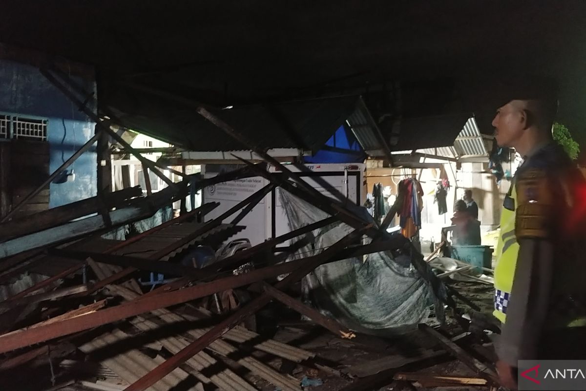 Rumah warga Padang hancur diterjang puting beliung