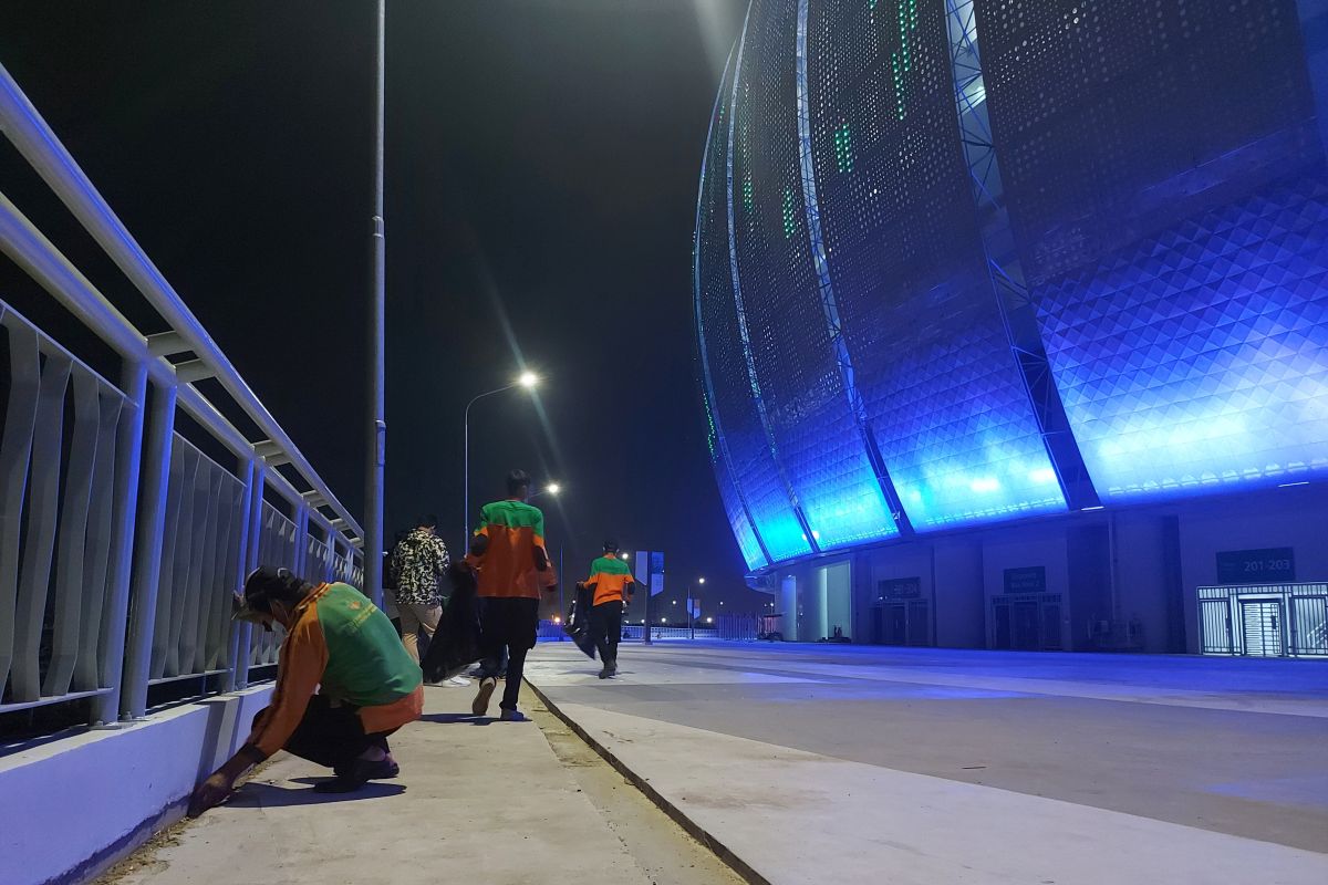 Jakarta government-awareness group collects waste amid IYC at JIS