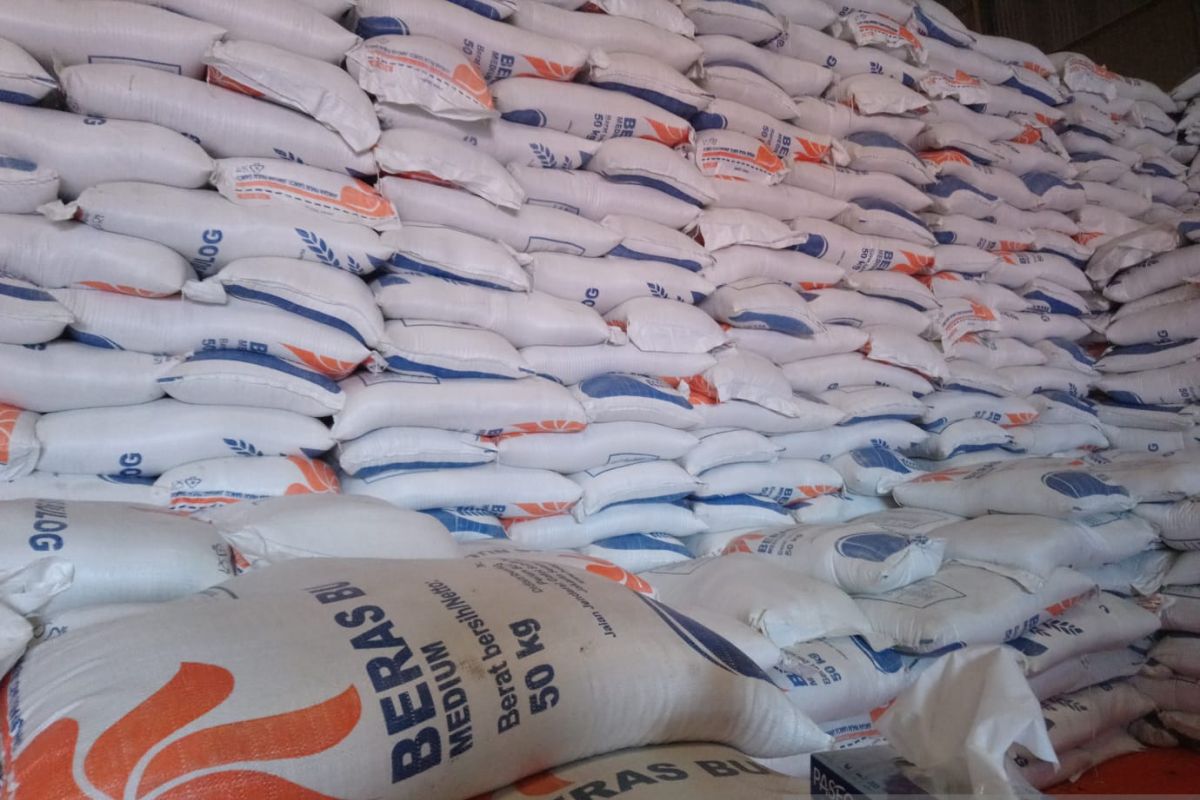 Perum Bulog Papua menjamin ketersediaan beras  jelang Idul Fitri 1443 H