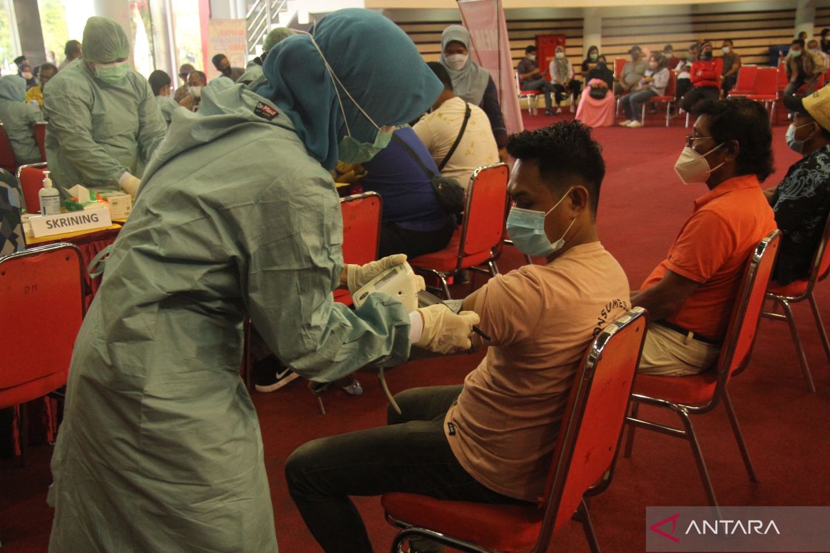Balikpapan gelar vaksinasi di terminal dan malam hari usai tarawih