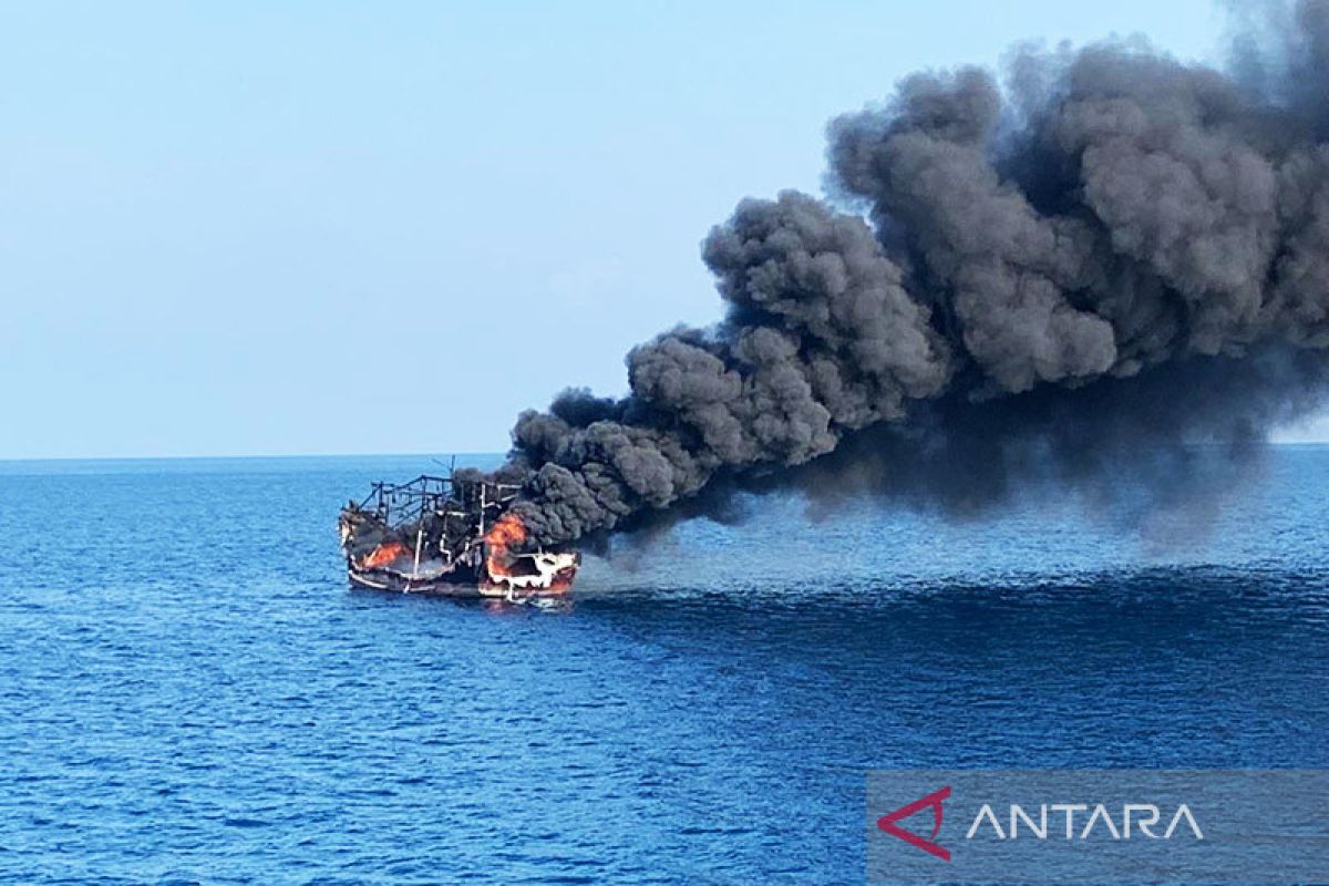 KRI Teuku Umar-385 berhasil selamatkan 10 ABK dari kapal yang terbakar