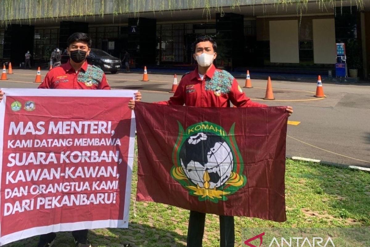 Tuntut keadilan atas bebasnya Dekan nonaktif UNRI, Komahi temui Nadiem Makarim