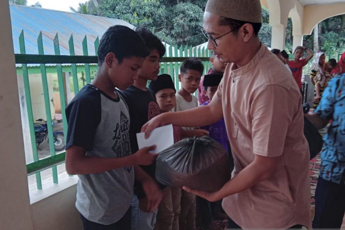 Puluhan anak yatim Angkola Timur dapat bantuan sembako Bupati Tapsel