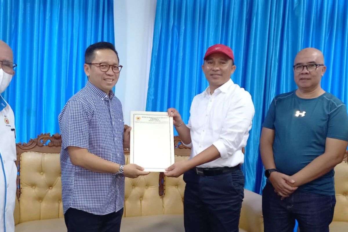Yusuf Barusman serahkan SK KONI Lampung Barat ke Parosil