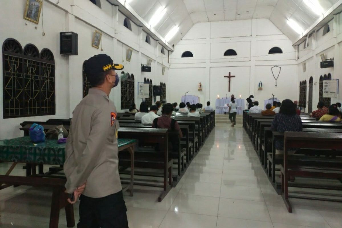 Kapolres Batubara lakukan pengamanan kebaktian Kamis Putih di gereja