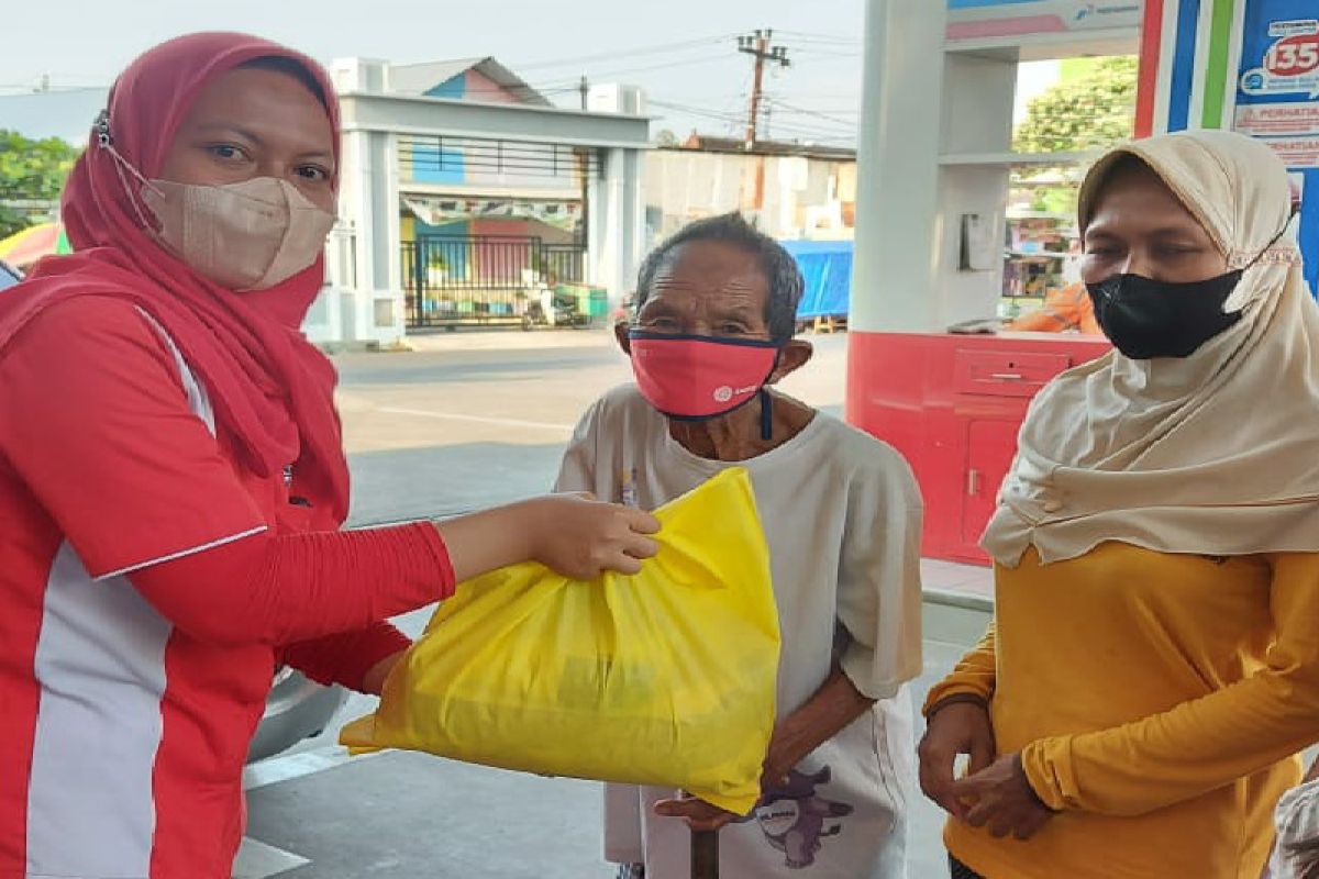 SPBU Tugu Suharto Semarang bagikan sembako ke warga sekitar