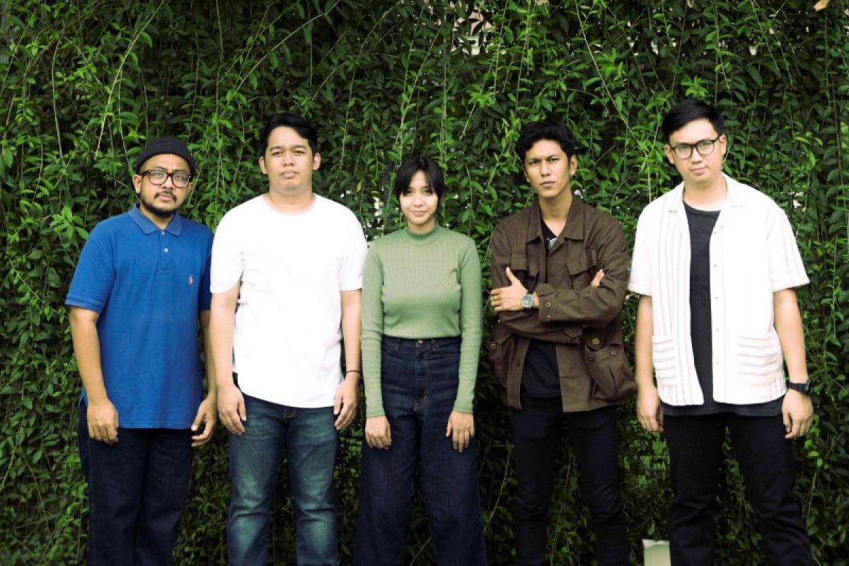 Hursa buat mini album "Acoustic String Version" gandeng Charita Utami