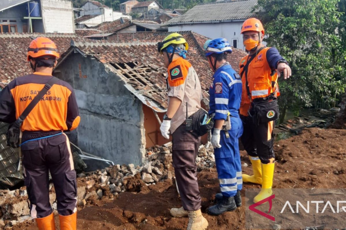 Satu keluarga di Kota Sukabumi tertimbun longsor,  satu kritis