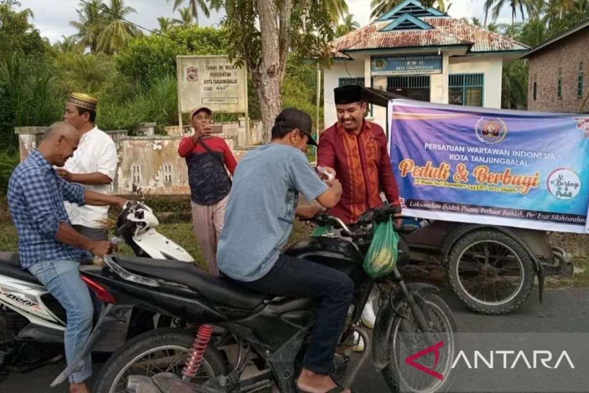 PWI Tanjungbalai berbagi takjil, Saufi: Semoga bermanfaat untuk semua