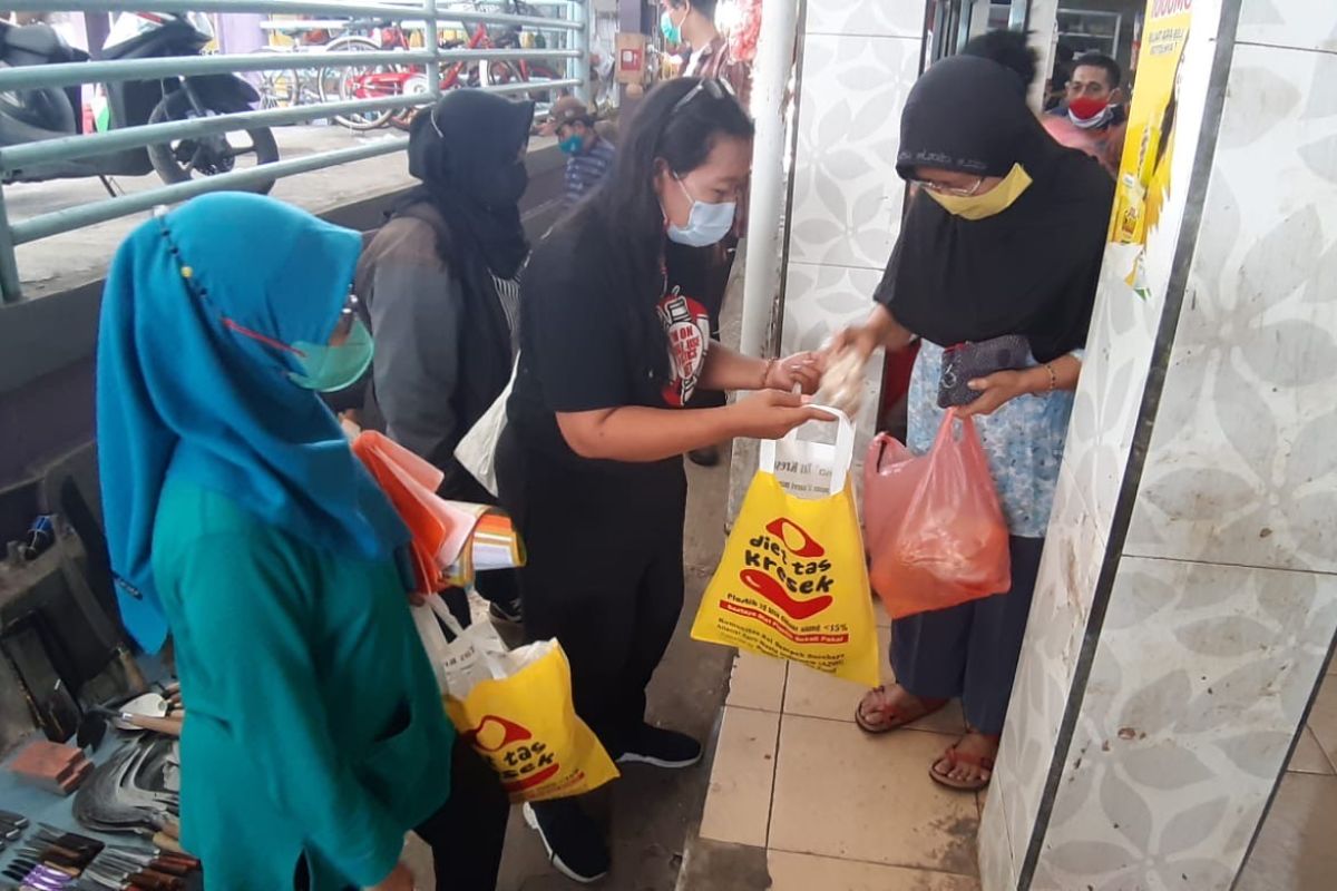 Surabaya gov't promotes use of non-plastic bags in markets