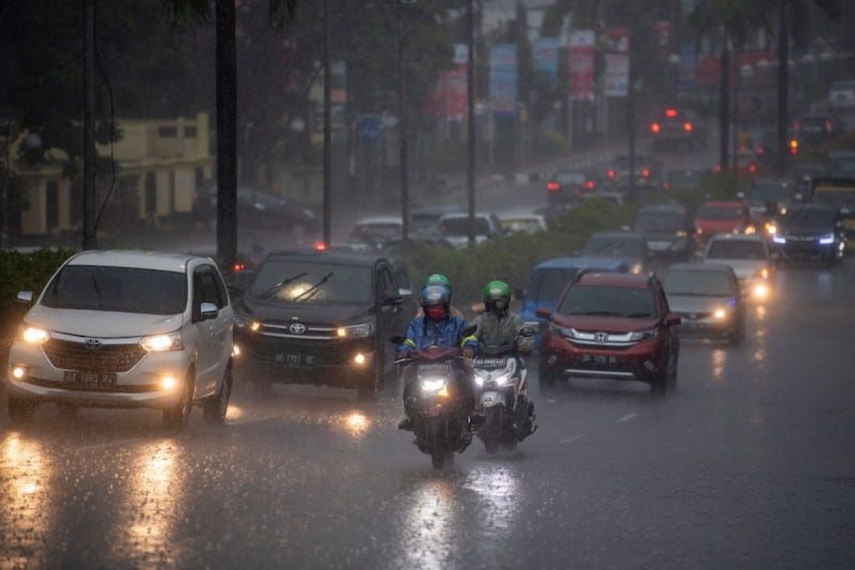 Sumbar dan lima provinsi di Sumatera berpotensi landa hujan lebat disertai petir