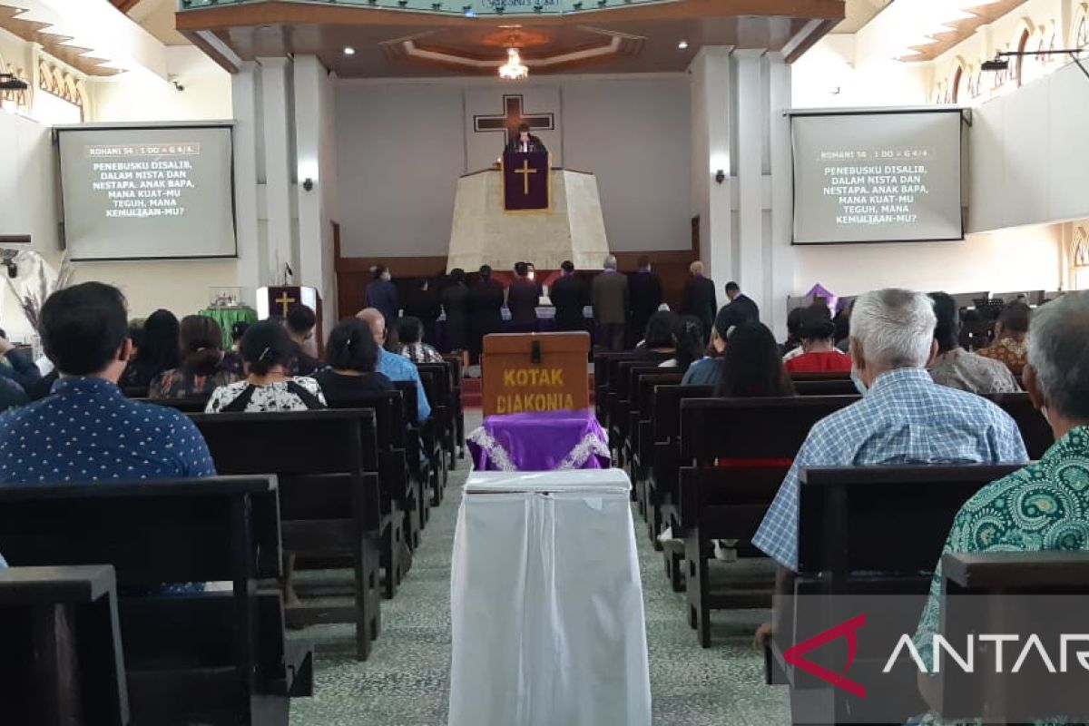 Jemaat GKI Pengharapan Jayapura laksanakan ibadah Jumat Agung