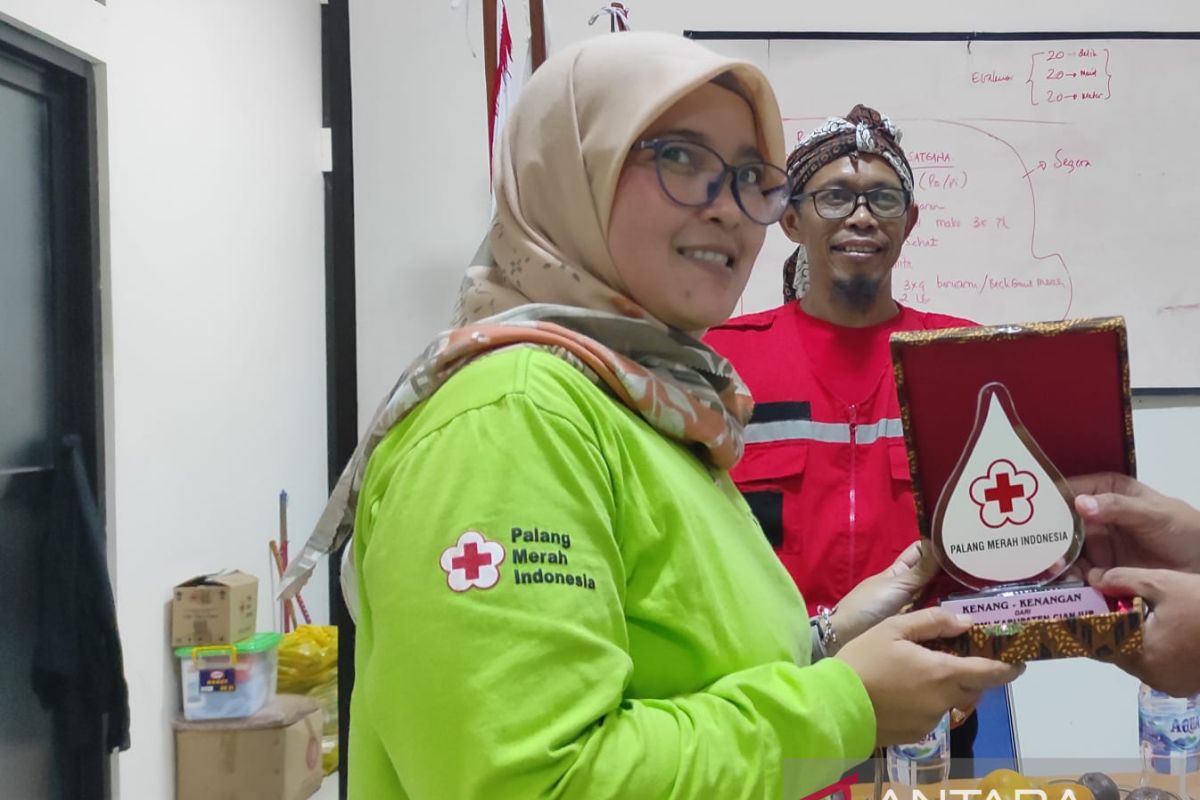 PMI prepares gifts to garner blood donors' interest during Ramadan