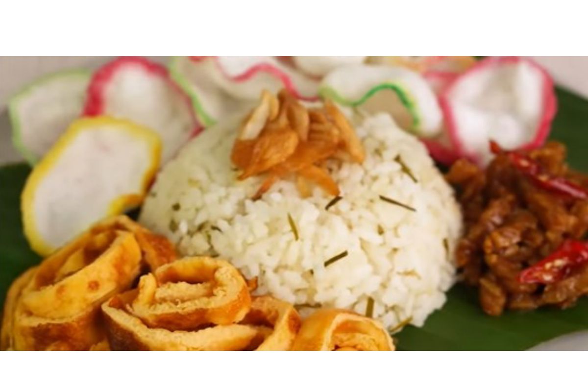 Menu Ramadham dengan Nasi gurih daun jeruk