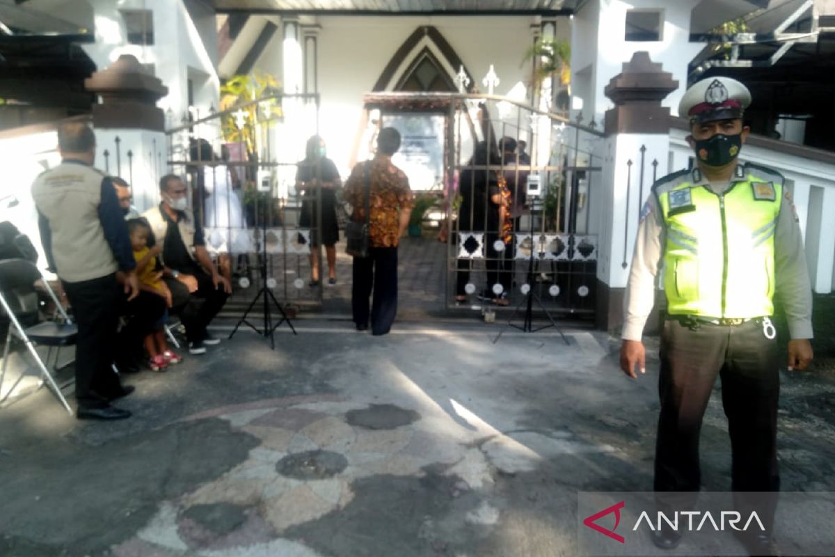 Polisi beri pengamanan ibadah Jumat Agung di Mataram