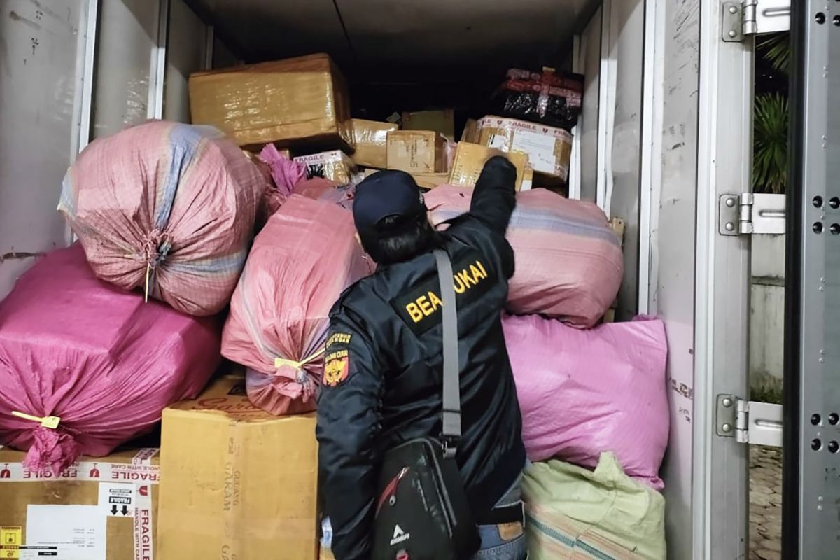 Bea Cukai Malang gagalkan pengiriman ribuan rokok ilegal lewat jasa ekspedisi