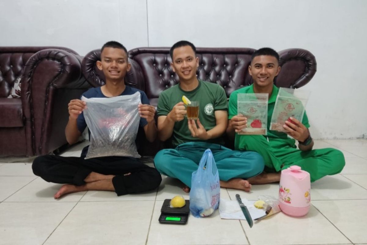 Mahasiswa Polbangtan Medan olah kulit kopi menjadi teh